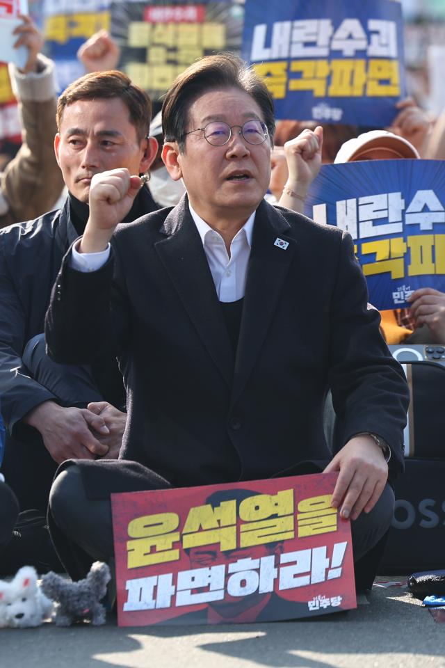  더불어민주당 이재명 대표가 22일 서울 종로구 동십자각 앞에서 열린 야5당 공동 비상시국 범국민대회에서 구호를 외치고 있다사진연합뉴스