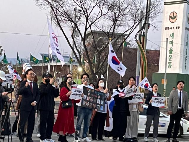 ‘경상청소년탄핵반대연합’ 청소년 15명등 시국선언에 참가한 참가자들이 태극기를 흔들며 시민들에게 답하고 있다 사진김규남 기자