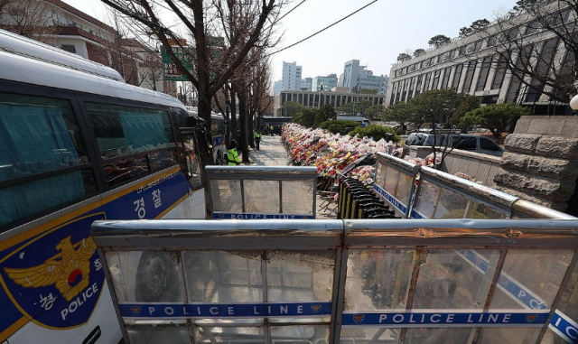 지난 21일 서울 종로구 헌법재판소 인근에 경찰버스 차벽과 차단벽이 세워져 경비가 강화된 모습 사진연합뉴스