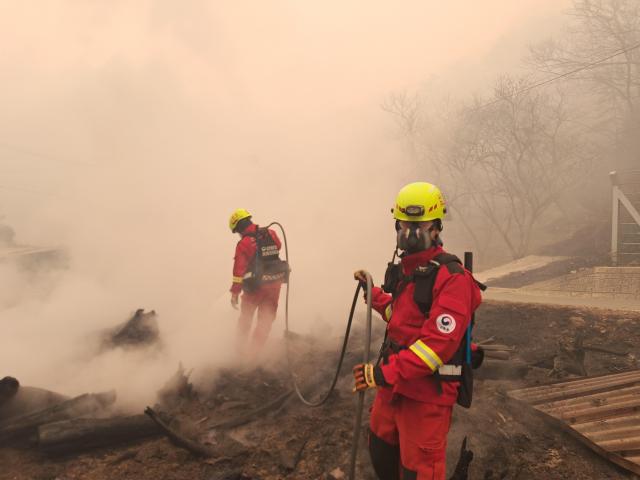 경남 산청군 시천면에서 발생한 산불이 사흘째 이어지고 있는 23일 오전 화재 현장에서 소방관등리 진화작업을 하고 있다 사진연합뉴스