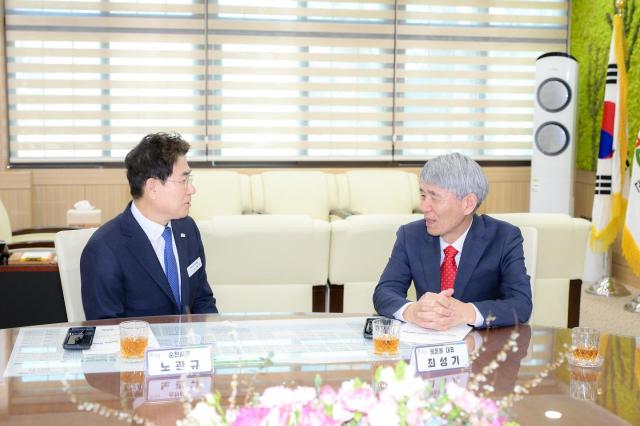 순천시가 웹툰 플랫폼 기업 ‘웹툰올’과 문화콘텐츠 산업 협력을 위한 업무협약을 체결했다 사진순천시