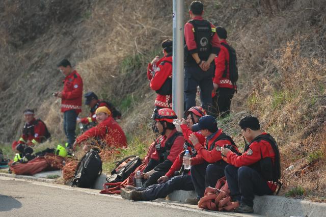 휴식 취하는 산불진화대원
    산청연합뉴스 손형주 기자  경남 산청군에서 발생한 산불 사흘째인 23일 시천면 야산에서 산불진화대원이 휴식을 취하고 있다 2025323 
    handbrotherynacokr2025-03-23 164821
저작권자 ⓒ ㈜연합뉴스 무단 전재 재배포 금지 AI 학습 및 활용 금지저작권자 ⓒ ㈜연합뉴스 무단 전재 재배포 금지 AI 학습 및 활용 금지