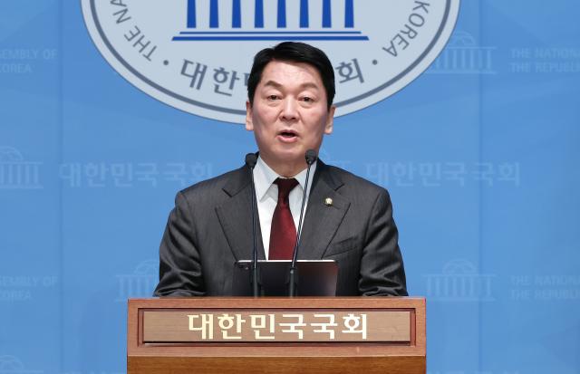 안철수 국민의힘 의원이 23일 국회 소통관에서 최상목 대통령 권한대행에 대한 민주당과 야당의 탄핵소추안 발의와 관련한 기자회견을 열고 대한민국 체제를 파괴하는 이재명 대표는 정계를 은퇴하고 재판에 전념하라고 말하고 있다 사진연합뉴스