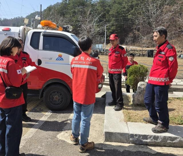 관계자들이 산불예방활동을 하고 있다 사진삼척시