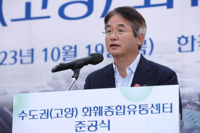 이동환 고양특례시장이 고양화훼유통센터 준공식에 참석해 인사말을 하고 있다 사진고양시