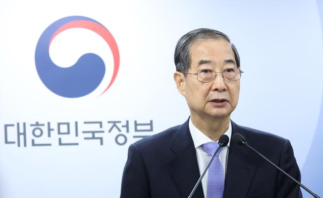 헌법재판소의 탄핵 기각으로 직무에 복귀한 한덕수 대통령 권한대행 국무총리가 24일 정부서울청사에서 대국민담화를 하고 있다 사진연합뉴스