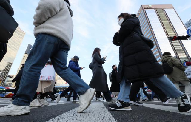 新年初出勤日である1月2日、ソウル光化門の交差点を市民が通っている 写真連合ニュース