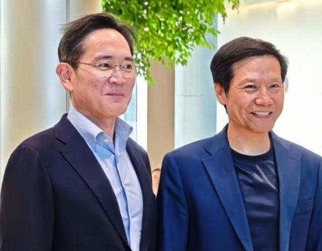 Samsung Electronics Chairman Lee Jae-yong with  Courtesy of Xiaomi