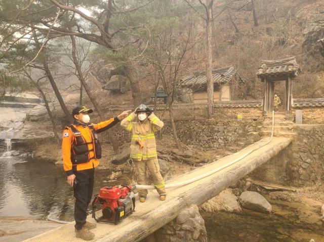 만휴정 산불 확산 대비 장면 사진경상북도소방본부