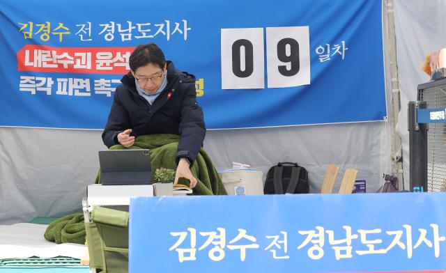 윤석열 대통령 파면을 촉구하며 단식에 들어간 김경수 전 경남도지사가 단식 9일 차인 지난 17일 서울 광화문 앞 농성장에서 단식을 이어가고 있다 사진연합뉴스