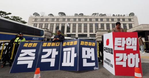 尹 탄핵 선고 지연에 보수 논객도 우려…헌재 태도에 소름