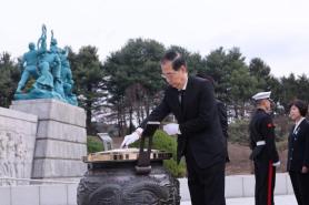 Acting President attends ceremony remembering fallen sailors