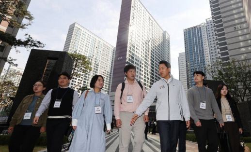 오세훈 시장, 신혼부부와 광진구 미리내집 현장 방문