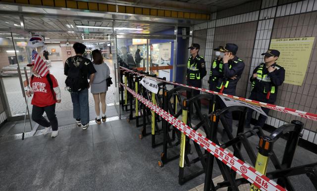 为维持宣判当天的现场秩序,3号线地铁列车将不停靠安国站。1日,警察在封锁安国站出口。