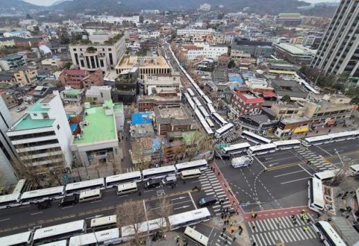 尹 탄핵 선고에 긴장한 은행들…헌재 인근 영업점 휴점