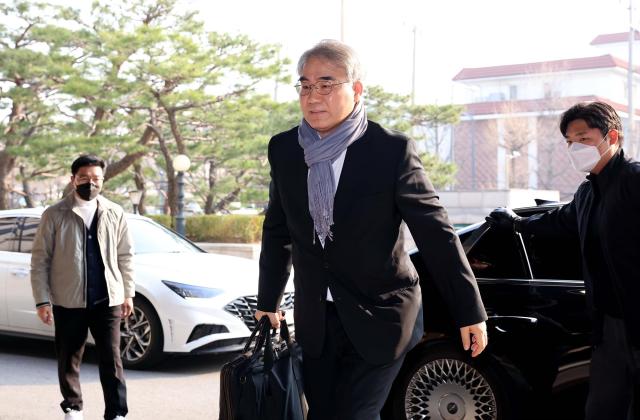 [포토] 헌재 출근하는 조한창 헌법재판관