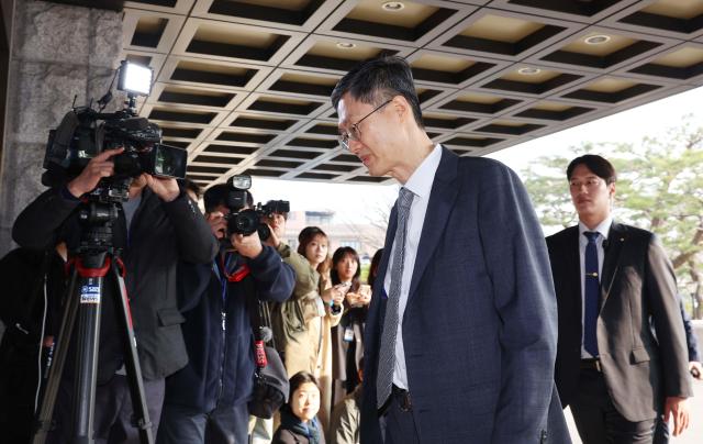 [포토] 헌재 출근하는 문형배 헌법재판소장 권한대행