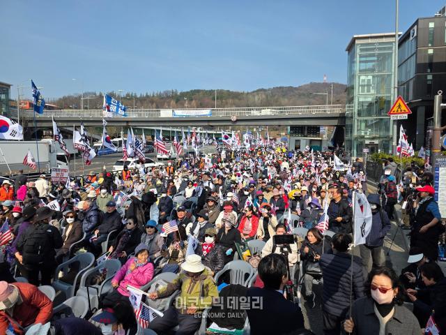 4일 오전 10시 서울 용산구 한남대로 일대에 윤석열 대통령의 탄핵을 반대하는 지지자들이 모여 집회를 열고 있다. [사진=이지환 기자]