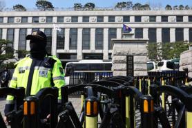 Lực lượng cảnh sát trên toàn Hàn Quốc được đặt trong tình trạng báo động cao nhất trước phán quyết luận tội Tổng thống