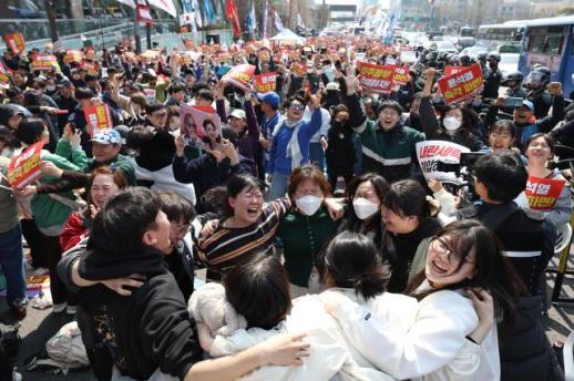 韩国国民欢呼雀跃