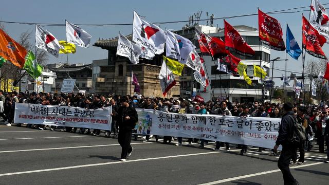 판결 이후 시민들이 안국사거리에서 경복궁 방향으로 행진하고 있다. [사진=김인규 기자]