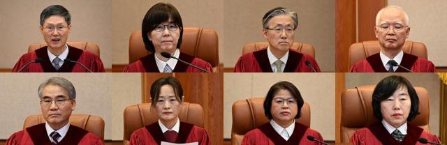  헌법재판소가 4일 전원일치로 윤석열 대통령 파면을 선고했다

문형배 헌법재판소장 권한대행윗줄 왼쪽부터 이미선 김형두 정형식 조한창아랫줄 왼쪽부터 정정미 김복형 정계선 헌재 재판관이 이날 서울 종로구 헌법재판소 대심판정에서 열린 윤 대통령 탄핵심판 선고에 입장해 있다 