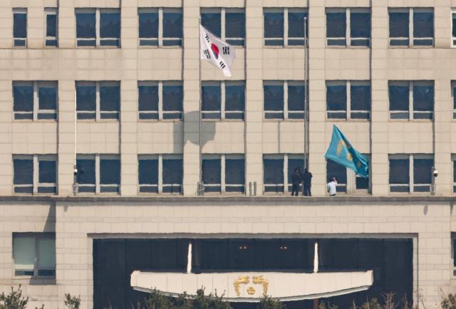 헌법재판소가 윤석열 대통령 파면을 선고한 4일 서울 용산구 대통령실에서 관계자들이 봉황기를 내리고 있다 사진연합뉴스
