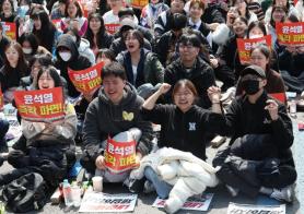 Pro and anti-impeachment rallies continue in Seoul despite verdict
