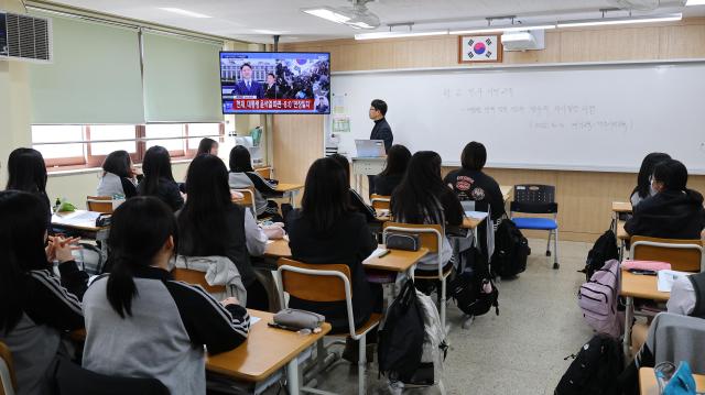 4日,总统弹劾案宣判当天,仁川某高中学生正在观看审判直播。【图片来源 韩联社】