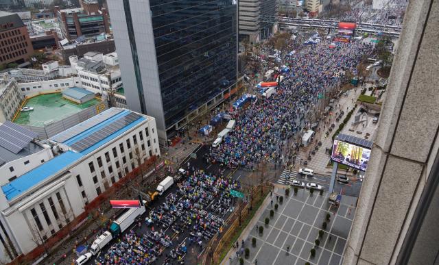 光化门广场再现集会 示威者呼吁恢复尹锡悦职务
