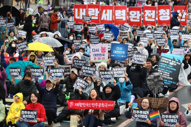 韩国首尔举行大规模集会 庆祝前总统尹锡悦罢免案通过
