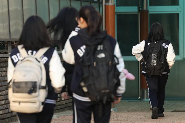 上月14日,首尔钟路区德成女子学生在前往学校。【图片来源 韩联社】