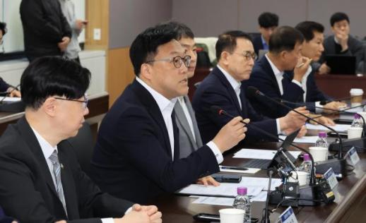 금융당국, 관세 쇼크에 5대 금융, 자금 적극 공급 당부