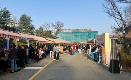 [김다이의 체크인] 벚꽃길 걷다 만나는 세계 와인…워커힐 구름 위의 산책 와인 페어