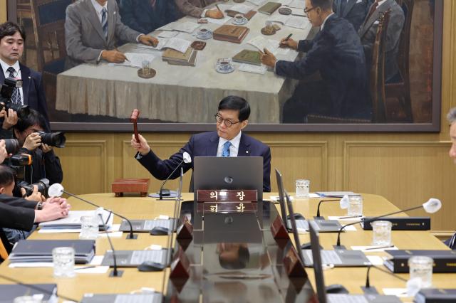 이창용 한국은행 총재가 17일 서울 중구 한국은행 본관에서 열린 금융통화위원회 본회의에서 의사봉을 두드리며 개회 선언을 하고 있다 사진사진공동취재단