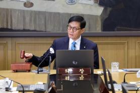 Bank of Korea holds rate steady amid growing economic headwinds