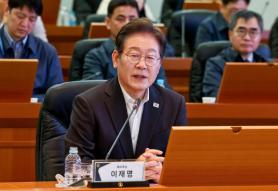 Lee Jae-myung leads in three-way race with 45 percent support