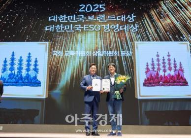 [포토] ​​​​​​​오상훈 주식회사 럭스로보 대표이사, 2025 대한민국브랜드대상 국회 교육위원회 상임위원회 표창 수상