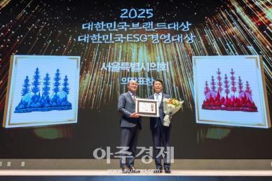 [포토] ​​​​​​​정찬규 (주)정윤에이엠 대표이사, 2025 대한민국브랜드대상 서울특별시의회 의장표창 수상