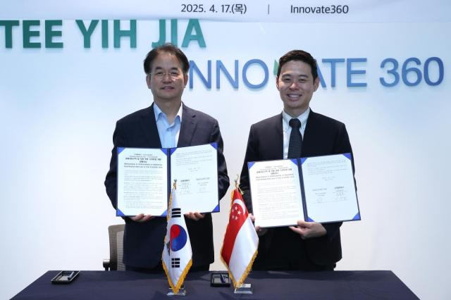 이동환 고양특례시장이 지난 17일 싱가포르 기업인 Innovate 360와 업무협약을 맺고 존 챙 대표이사와 기념촬영을 하고 있다 사진고양시