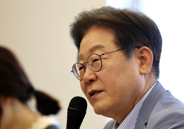 이재명 더불어민주당 전 대표가 18일 대구 북구 사회혁신커뮤니티연구소 협동조합 소이랩에서 열린 K-콘텐츠 기업 간담회에 참석해 발언하고 있다 사진연합뉴스