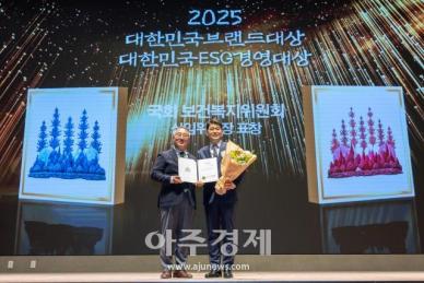 [포토] ​​​​​​​박형직 강남서울밝은안과의원 대표원장, 2025 대한민국브랜드대상 국회 보건복지위원회 상임위원장 표창 수상