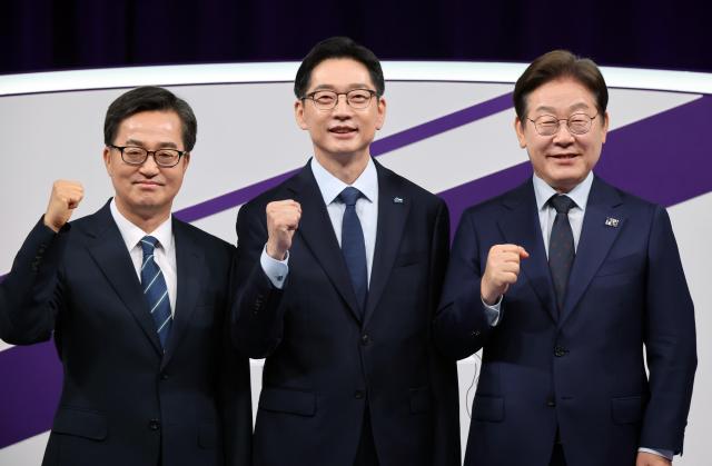 더불어민주당 대선 경선 주자인 이재명오른쪽부터·김경수·김동연 후보가 18일 서울 마포구 상암동 MBC에서 첫 TV토론회를 시작하기에 앞서 기념촬영 하고 있다 사진연합뉴스