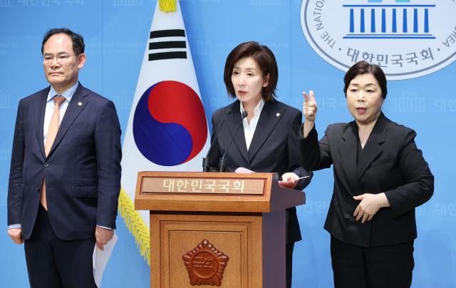 나경원 국민의힘 대선 경선 후보가 17일 서울 여의도 국회 소통관에서 기자회견을 열고 국민 FIRST 국민 FIRST 자유와 번영의 위대한 대한민국 대통령 나경원 외교·안보·국방·통일 공약 발표를 하고 있다 사진연합뉴스