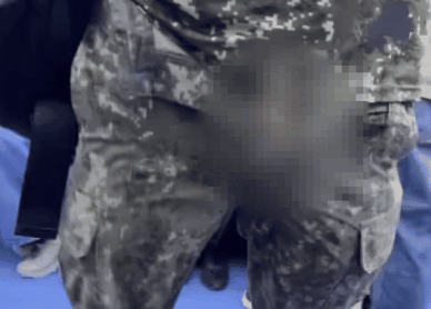 [영상] 女 앞 중요 부위 노출... 신분당선 지하철서 등장한 군복男 