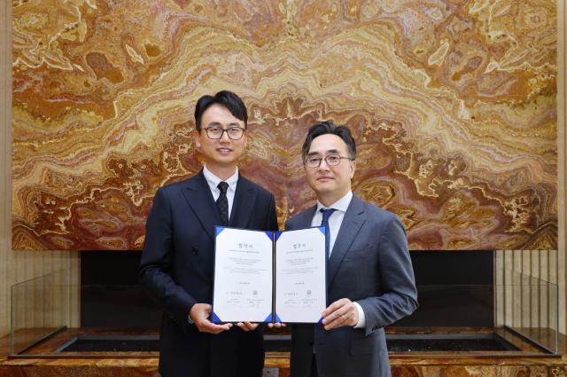 한성자동차가 조선 팰리스와 고객 프리미엄 라이프 스타일 확대를 위한 업무협약을 체결했다 협약식에는 김마르코 한성자동차 대표왼쪽 이정욱 조선 팰리스 총지배인 등이 참석했다사진한성자동차