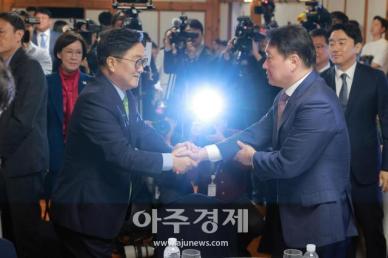 [포토] 최태원 대한상의 회장과 악수하는 우원식 의장