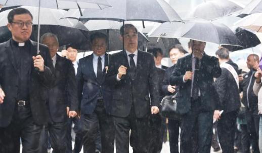 韩国代总统韩德洙吊唁教皇方济各