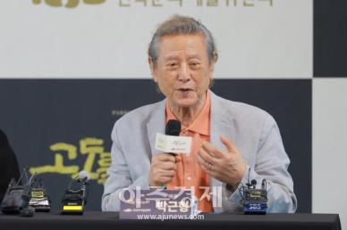 [포토] 인사말 하는 배우 박근형