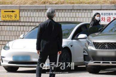 [포토] 조민, 테슬라 타고 법원 출석